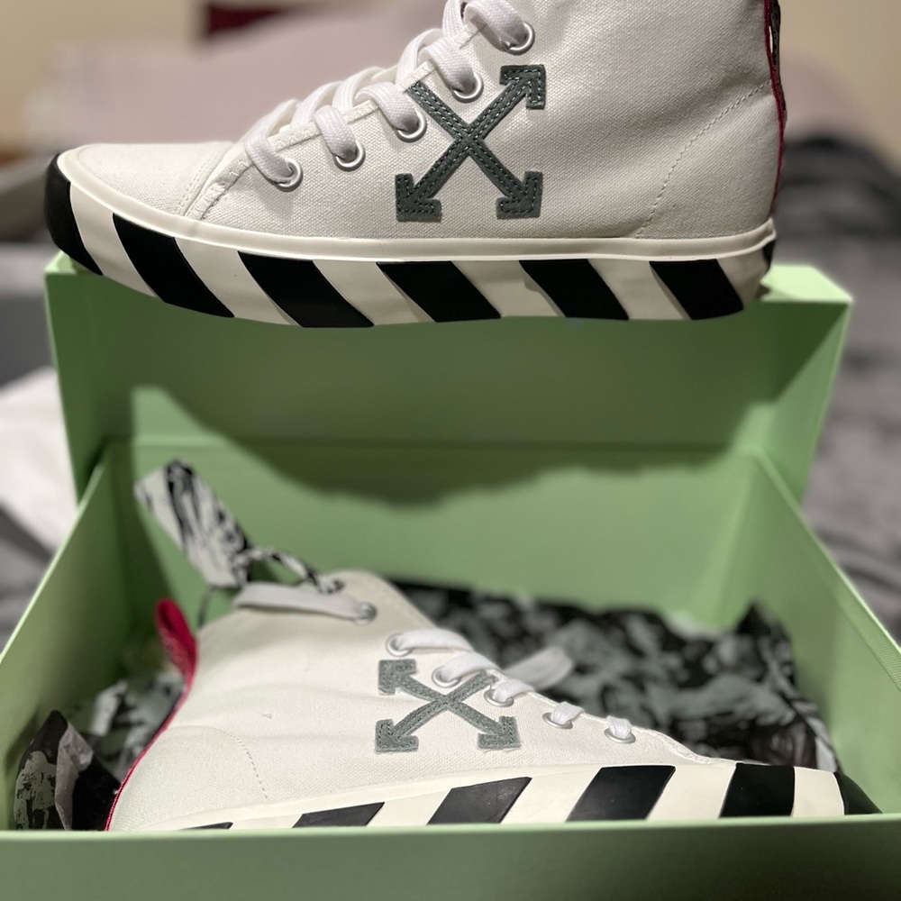 White and Black High-Top Sneakers with Striped Sole OFF WHITE !!